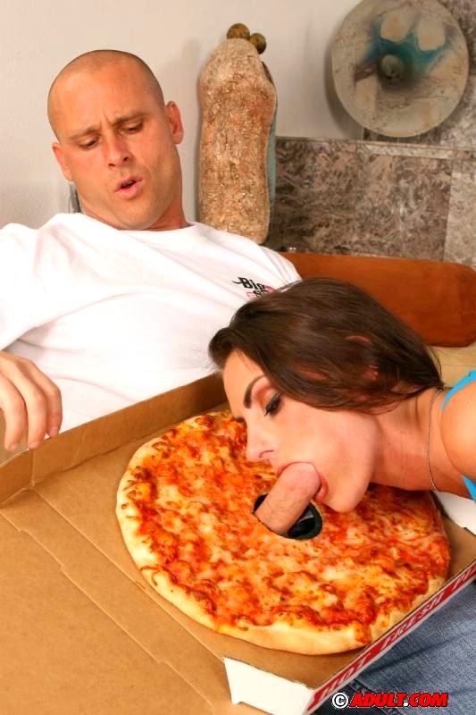 Банальный секс шалавы с разносчиком пиццы 
